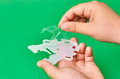 Dva kosa biskvita, pripravljena za sestavljanje