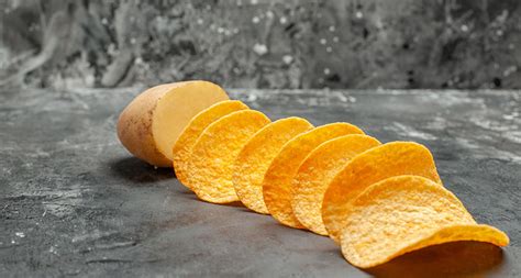 Zgodovinska ilustracija kuharja Georgea Cruma, ki pripravlja prvi čips