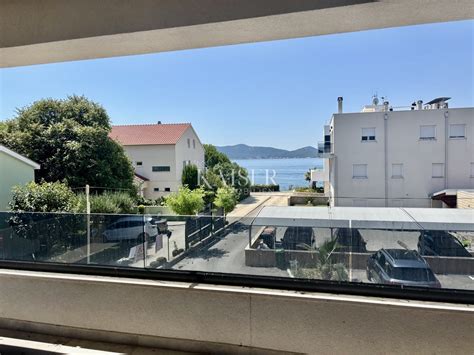 Zunanji pogled na picerijo Pizza 33 z veliko teraso in pogledom na morje v Žusterni, Koper