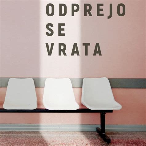 Oseba, ki poskuša doseči visoko polico ali odpreti vrata, ki se ne odprejo