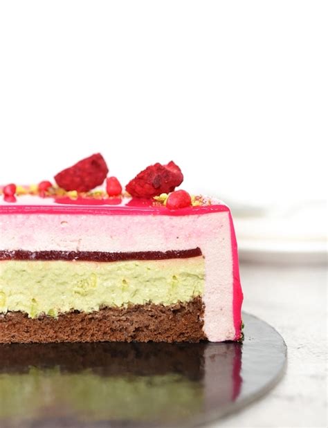 Ilustracija pripravljene čokoladne torte z rdečim sadjem, ki prikazuje plasti biskvita, kreme in sadja.