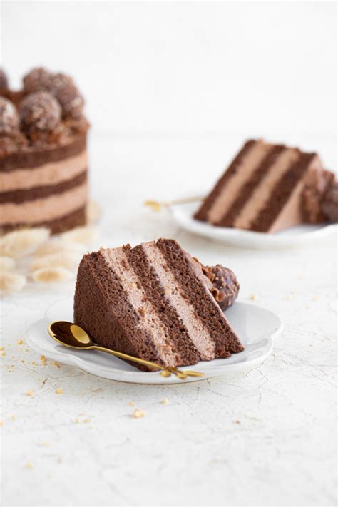 Shema zlaganja trostruke čokoladne torte z različnimi plastmi mousse.