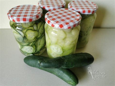 vložene narezane kumare v kozarcih