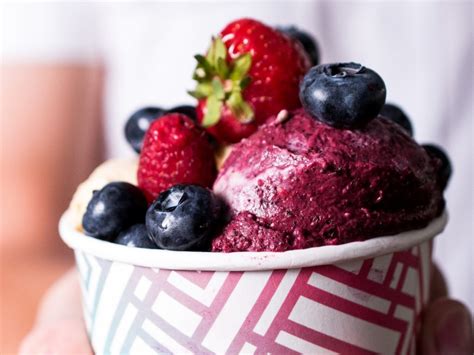 Fotografija različnih vrst domačega borovničev sladoleda, pripravljenega po različnih receptih.