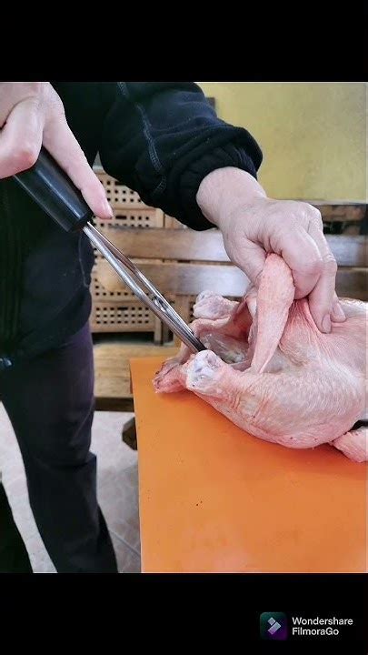 Korak 3: Odstranjevanje bedrnih kosti piščanca