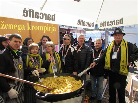 Fotografija udeležencev svetovnega festivala praženega krompirja