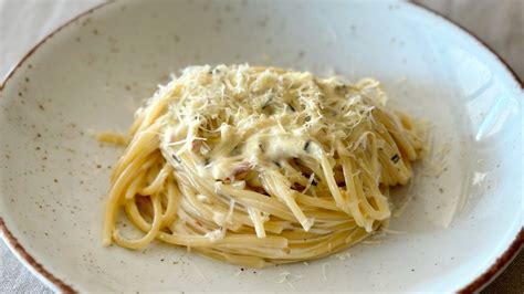 pogled od blizu na kremasto parmezanovo omako v ponvi
