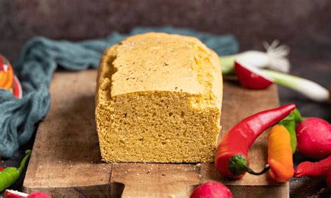 čičerikina moka in kuhana čičerika kot glavne sestavine za veganski sir