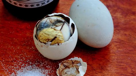 Odprt balut, ki prikazuje rumenjak in zarodek