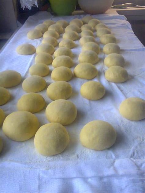 Ilustracija procesa priprave kvašenega testa za krofe