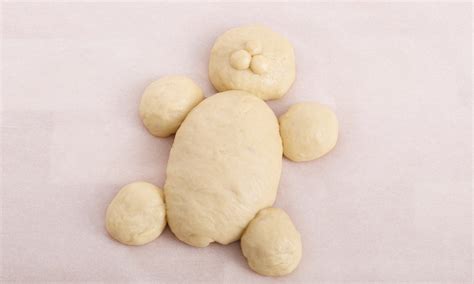 Fotografija oblikovanja gladkih kroglic iz kvašenega testa