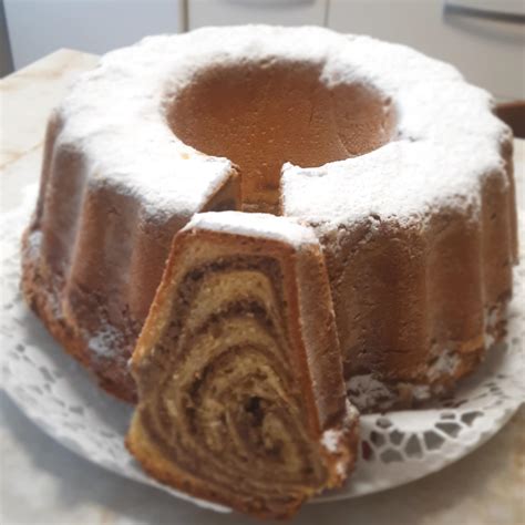 Prikaz narezane karamelne potice s poudarkom na plasti karamele