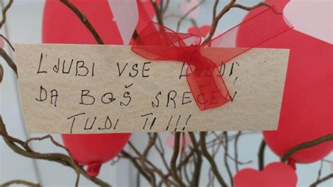 Prikaz pečenih krhkih srčkov, okrašenih kot pikapolonice