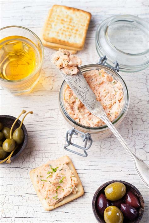 Domača pašteta iz dimljenega lososa na toastu