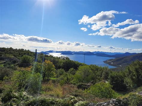 Tematska fotografija: Panoramski pogled na Okrepčevalnico Gaj ob reki Rinži z okoliško naravo