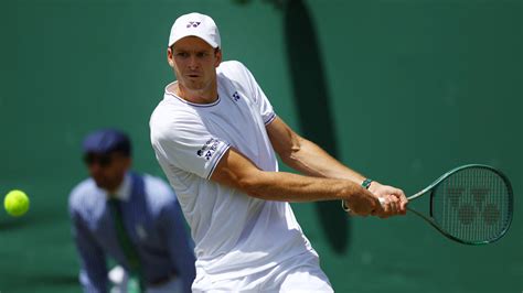 mlad tenis igralec trenira z loparjem