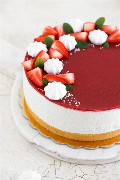 Torta z jagodnim prelivom in grškim jogurtom