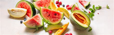 Tematsko fotografijo različnih vrst melon in lubenic, prepolovljenih in narezanih