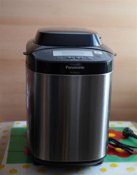 Tematska fotografija Panasonic pekača kruha z razstavljenimi deli