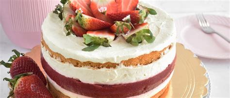 Sestavine za peko torte: jajca, moka, jagode, jogurt