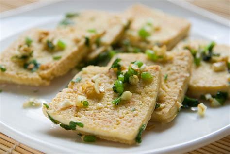 Popečen tofu kocke v ponvi