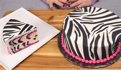 Fotografija jagodne zebra torte s prerezom