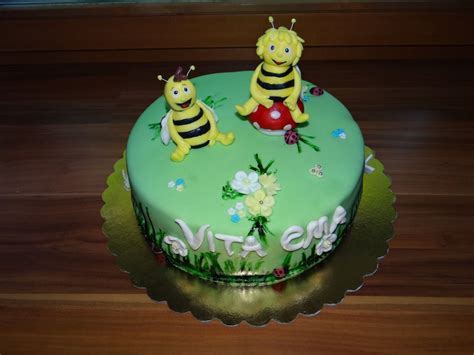 fotografija končane torte Čebelica Maja z dekoracijo iz mareličnih čebelic