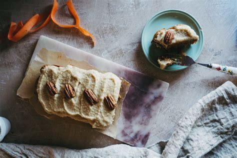Tematska fotografija preprostega veganskega korenčkovega kolača s kremo