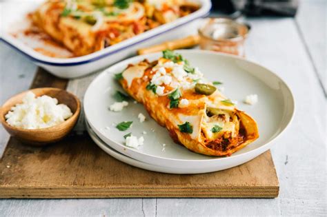 Pikantna enchilada s piščancem in belim fižolom