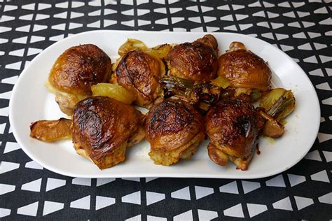 Piščančja stegna s korenjem in čebulo v pečici