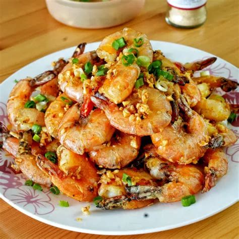 Thematic photo of crispy shrimp in a Chinese dish