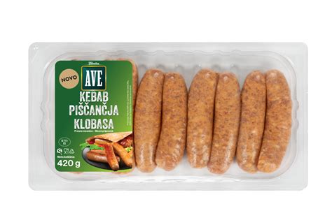 Sestavine za klobasno omako: piščančja klobasa, čebula, česen, paradižnik, vino