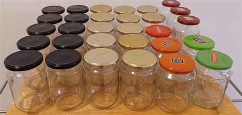 Slika: Različne velikosti steklenih kozarcev Le Parfait z zaprtimi pokrovi, ki prikazujejo njihovo privlačno obliko.