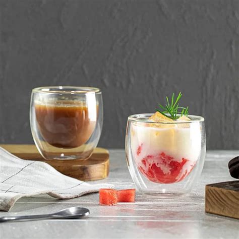 Slika: Stekleni kozarec napolnjen z raznobarvnimi suhimi sestavinami za piškote, skupaj z receptom.