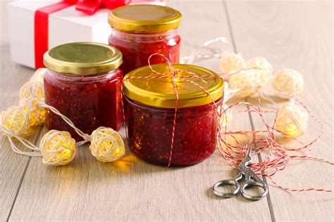kozarec domače karamelne omake, okrašen s trakcem, kot darilo
