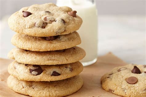 sveže pečeni chocolate chip cookies na rešetki za hlajenje