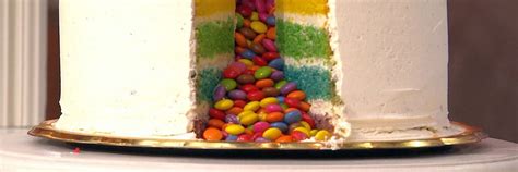 Mavrična pinata torta z barvnimi plastmi in presenečenjem iz bonbonov