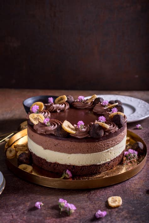Bananina torta, okrašena s pisanimi bonboni in čokoladnim prelivom