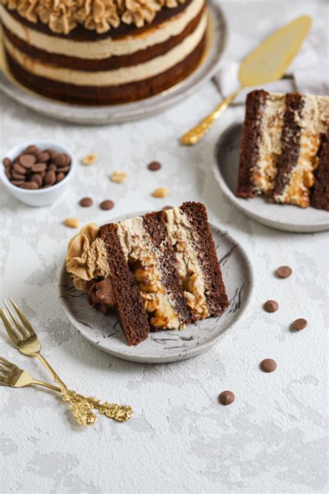 Karamelna torta z arašidi in čokoladnim prelivom v stilu Snickers