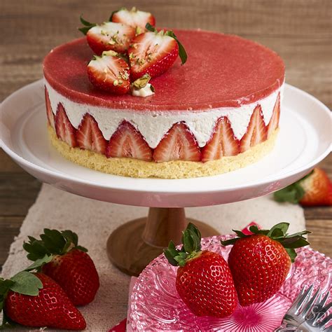 Jagodna torta s tičino maso, okrašena s krogci v različnih odtenkih