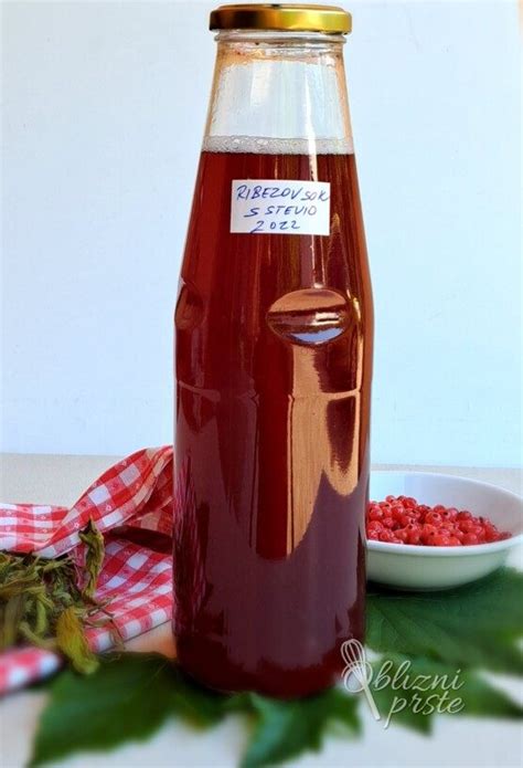 Svetel kompot iz rdečega in črnega ribeza v kozarcih