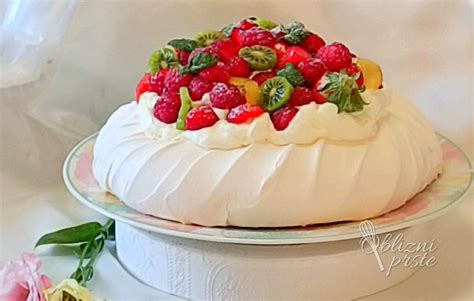 različne beljakove sladice, vključno s poljubčki in torto Pavlova