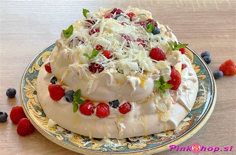 slika Pavlove torte z jagodami