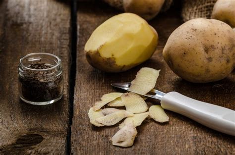 Ilustracija kuhanega krompirja, ki čaka na lupljenje in nadaljnjo pripravo