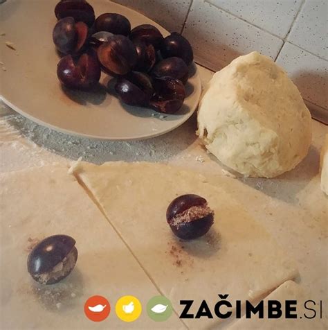 Fotografija krompirjevega testa, razvaljanega na pomokanem pultu, pripravljenega za rezanje