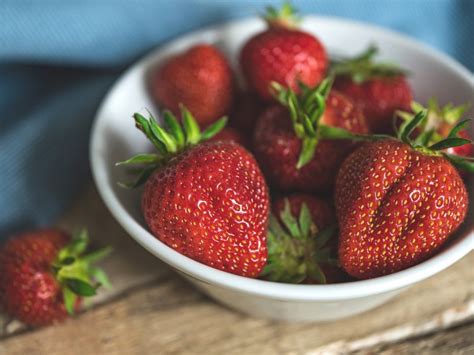 priprava jagod za zamrzovanje - rezanje in sušenje