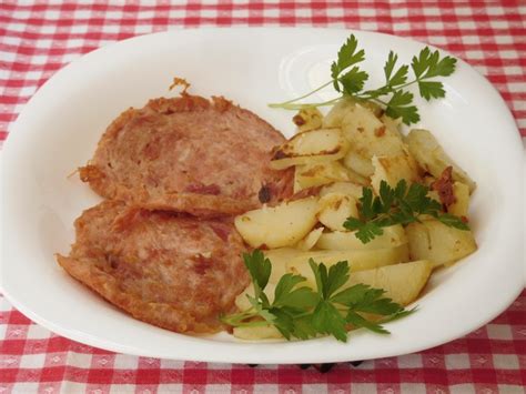 ocvrt mesni narezek na krožniku z limono in peteršiljem