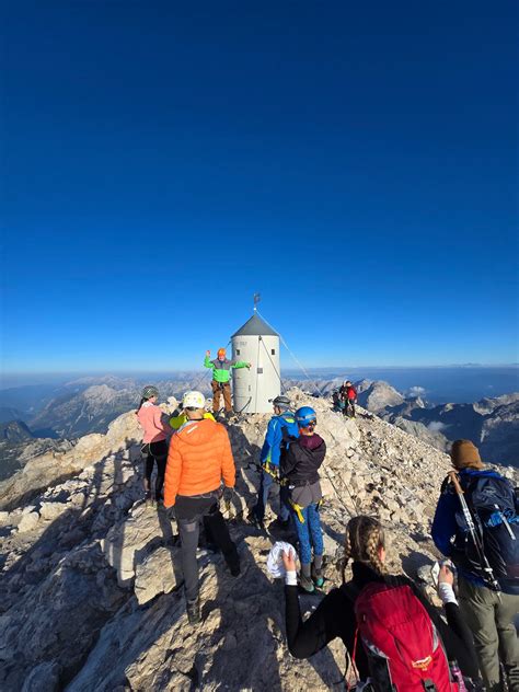 Tematska fotografija ljudi, ki uživajo pico