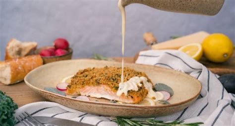 fotografija pečenih filejev ribe s hrustljavo parmezanovo skorjico