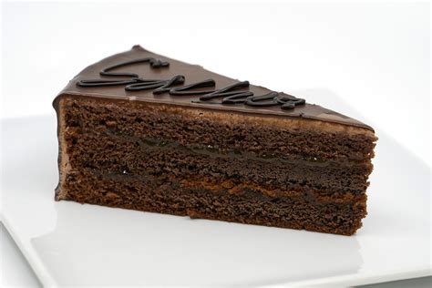fotografija klasične Sacher torte s stepeno smetano